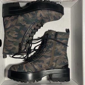 Guess boots